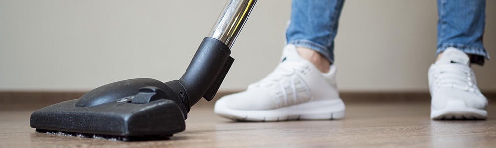 L'homme Utilise Le Balai Pour Nettoyer La Poussière Du Plafond Et