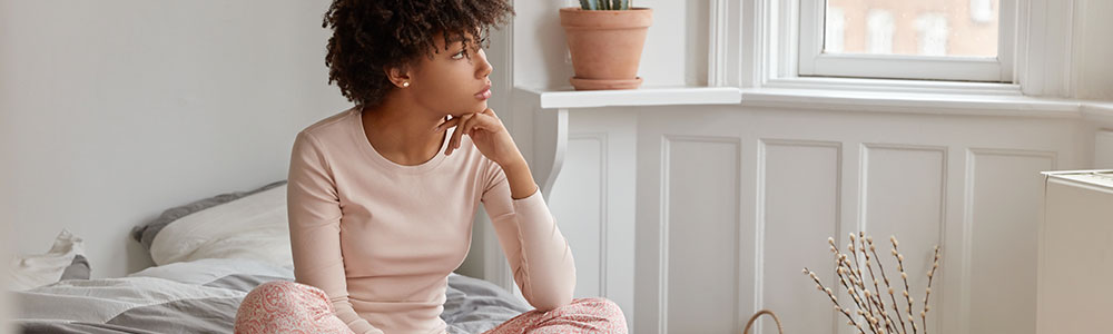 jeune femme qui essaie de dormir