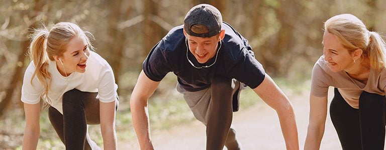 3 jeunes qui se préparent à courir