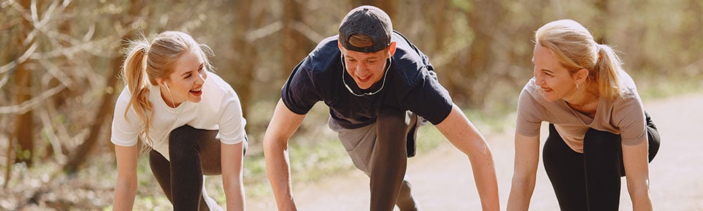 3 jeunes qui se préparent à courir